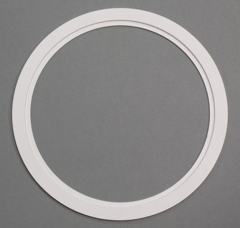 Distanz-Ring Ø 250mm (Außenmaß) rund mit Vertiefung für die Leuchtenserie Florida P Maxi  / Loch Ø 195mm / Platte aus Stahlblech / Farbe: RAL9003 Signalweiß matt Feinstruktur